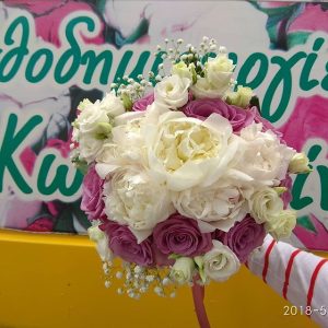 νυφική με πεόνιες και μωβ τριανταφυλλα