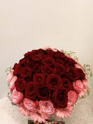 πολυτελή τριαντάφυλλα σε ανθοδέσμη για επέτειο