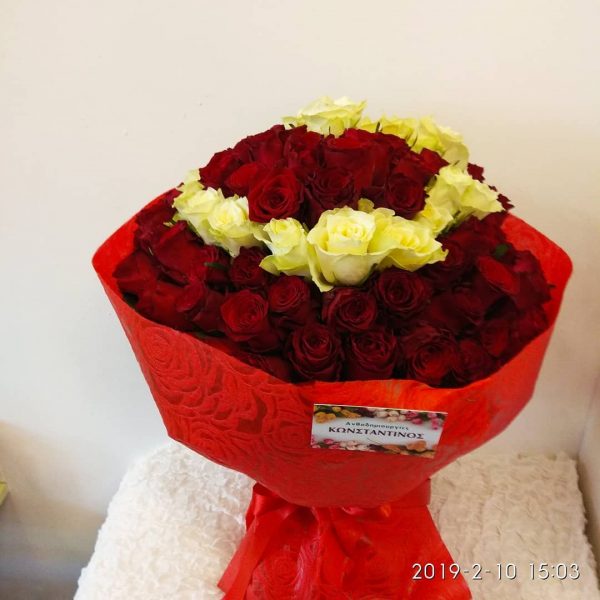 ανθοδέσμη με 101 τριαντάφυλλα κόκκινα και λευκά σε σχήμα καρδιάς ανθοπωλείο στην τούμπα θεσσαλονίκη