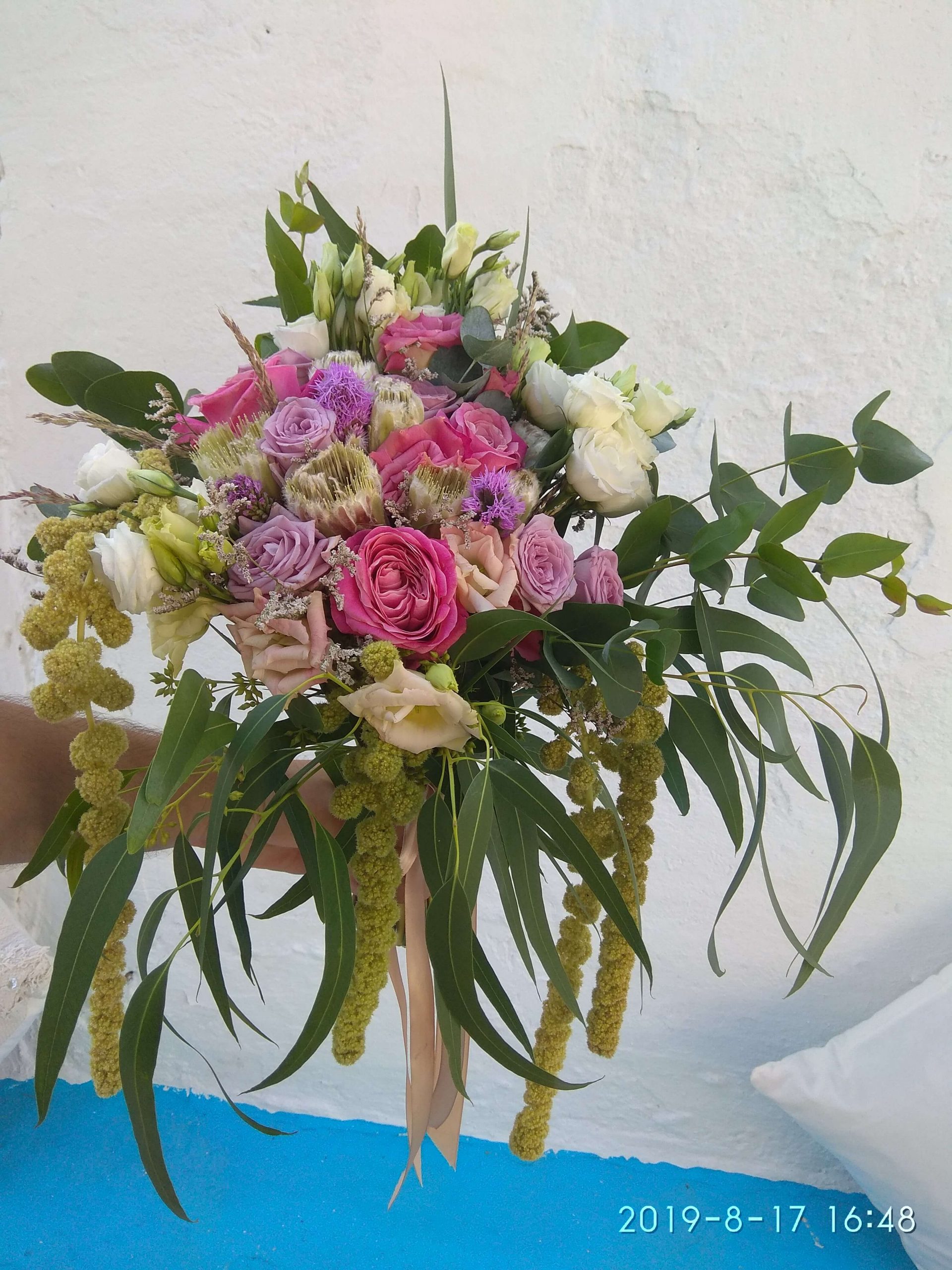 ανθοδέσμη γάμου κρεμαστή με αμάρανθους τριαντάφυλλα και πρωτέες