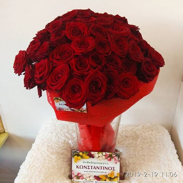 ανθοδέσμη με 50 τριαντάφυλλα Κόκκινα σε Τιμή Προσφοράς