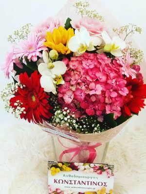 μπουκέτο με ορτανσίες, τριαντάφυλλα, ορχιδέες, μαργαρίτες σε ωραίο ύφασμα πολυτελείας για την γιορτή της Μητέρας