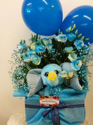 Σύνθεση λουλουδιών με μπαλόνι και ελεφαντάκι σε ωραίο κουτί. Δώρο για νεογέννητο αγοράκι.