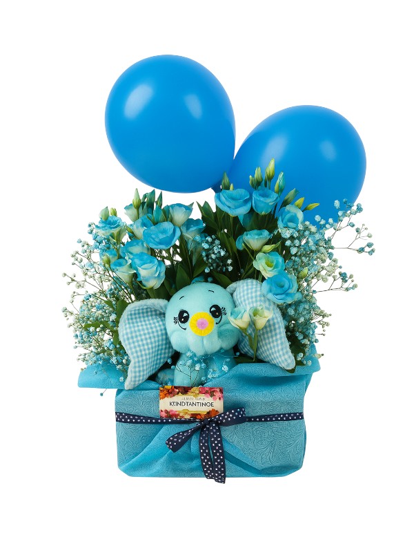 Σύνθεση λουλουδιών με μπαλόνια , λούτρινο ελεφαντάκι και ποικιλία γαλάζιων λουλουδιών