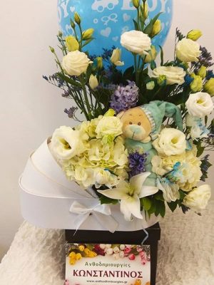 Σύνθεση λουλουδιών λευκό γαλάζιο σε διακοσμητικό καροτσάκι μαζί με μπαλόνι και λούτρινο