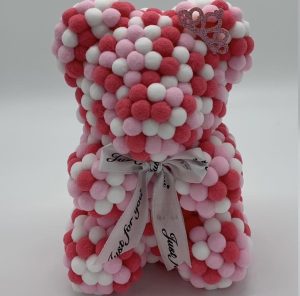 ΑΡΚΟΥΔΑΚΙ POM POM ΤΡΙΧΡΩΜΟ ΜΕ ΚΟΡΩΝΑ ΣΕ ΚΟΥΤΙ ΔΩΡΟΥ