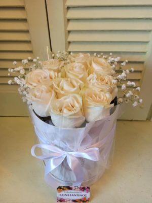 Λευκά Τριαντάφυλλα σε κουτί δώρου, ιδανικό για δώρο στη Θεσσαλονίκη! Μεγάλη γκάμα λουλουδιών & φυτών. Online Ανθοπωλείο Ανθοδημιουργίες, Τούμπα Θεσσαλονίκη.