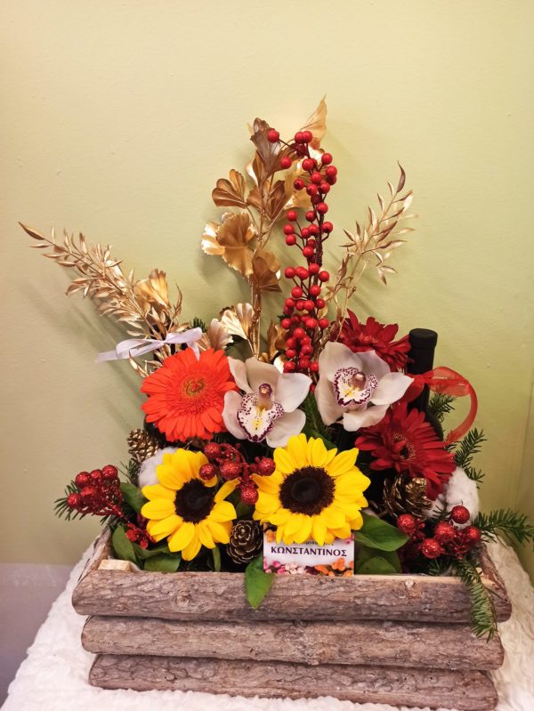 корпоративная подарочная корзина с винами и разнообразными новогодними цветами