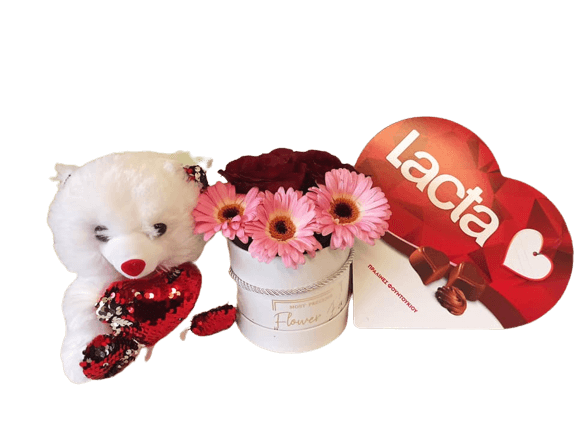 Ανθοπωλείο Θεσσαλονίκη Ανθοδημιουργίες - Δώρα για αγίου Βαλεντίνου - Σύνθεση με 3 ζέρμπερες, 2 κόκκινα τριαντάφυλλα σε κουτί δώρου, αρκουδάκι Αγίου Βαλεντίνου & καρδιά lacta