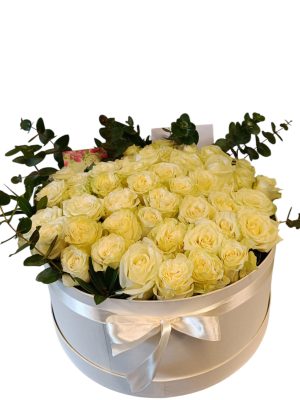 50 Λευκά τριαντάφυλλα σε κουτί δώρου πολυτελείας